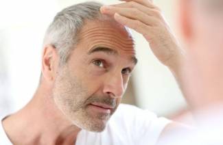 Tintura de cabelo dos homens de cabelos grisalhos