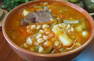 Rassolnik en la olla de cocción lenta