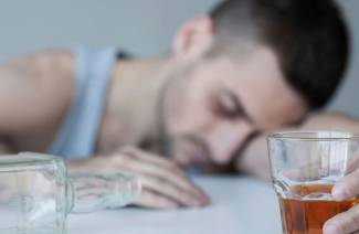 Signos de alcoholismo en un hombre.