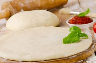 Masa de pizza con mayonesa