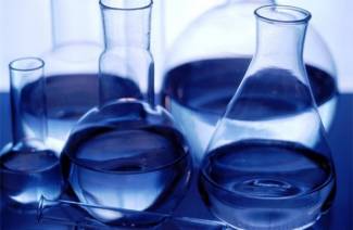 Como diluir o álcool com água