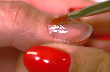 Gel para fortalecer las uñas.