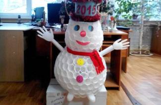 Muñeco de nieve hecho de vasos de plástico
