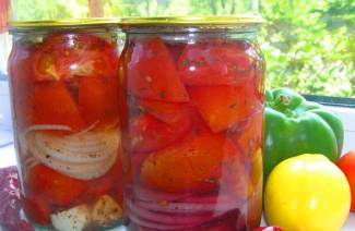 Rodajas de tomate con cebolla y aceite para el invierno.