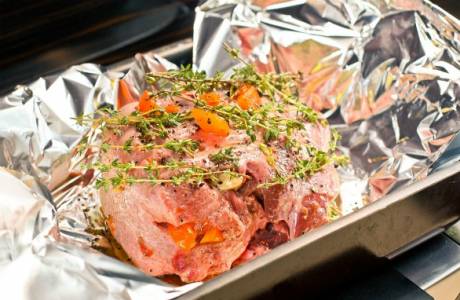 Horno de cerdo en papel de aluminio
