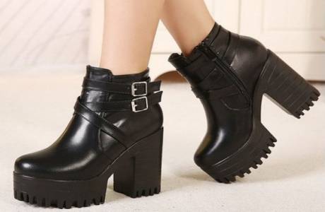 Sapatos femininos com solas grossas