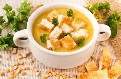Zupa grochowa z wędzonym mięsem