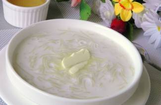 Sopa de leite com aletria
