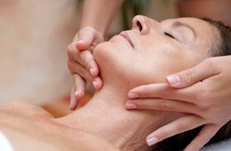 Massagem no pescoço para rugas