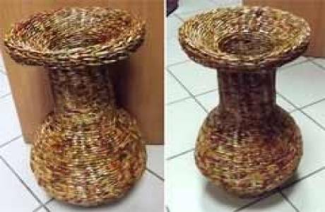 Grande vaso de jornal feito de bolsas de jornal
