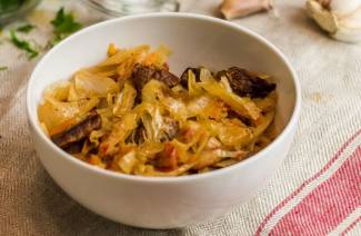 Batata cozida com carne e repolho