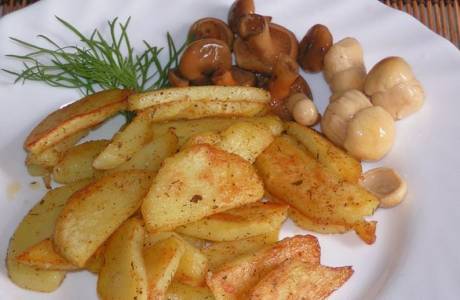 Patatas fritas en una olla de cocción lenta.