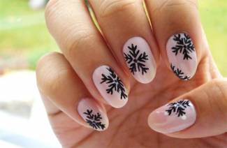 Cómo dibujar un copo de nieve en las uñas