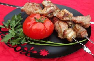 Shish kebab na wodzie mineralnej