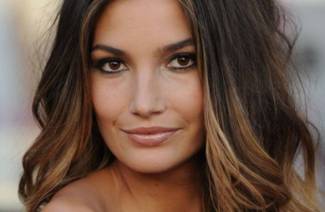 Bronceado de cabello oscuro
