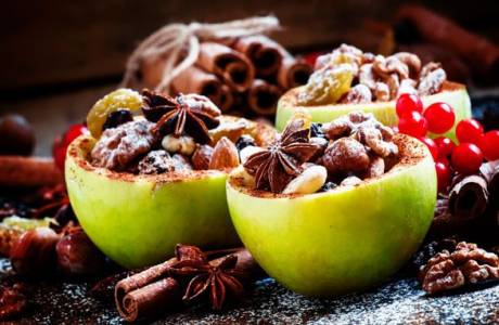 Los beneficios y los daños de las manzanas horneadas en el horno