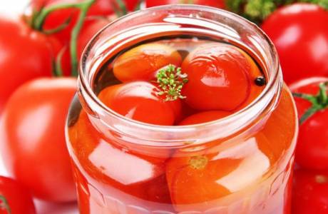 Tomates salgados para o inverno nos bancos