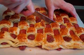 Ciasto francuskie z kiełbaskami