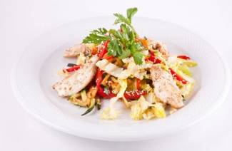 Ensalada de pechuga de pollo simple y deliciosa