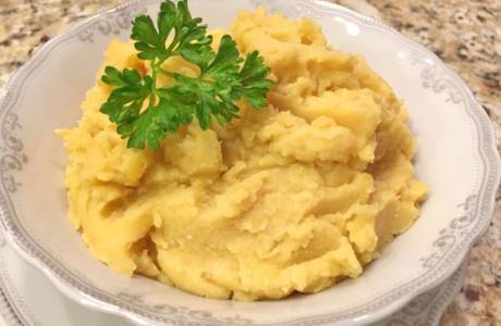 Puré de guisantes en una olla de cocción lenta