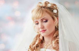 Penteados de casamento para cabelos médios com franja