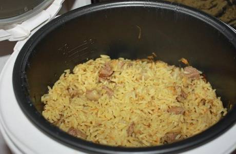 Pilaf en una olla de cocción lenta