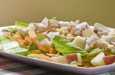 Ensalada de pollo con queso y huevo