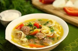 Meatball a Vermicelli polievka