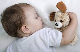 O bebê transpira em um sonho