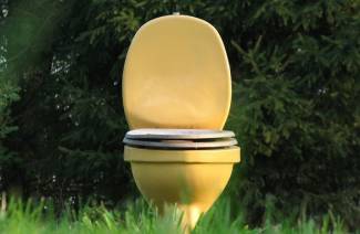 Sucha szafa na letnią rezydencję bez zapachu i pompowania