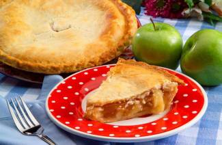 Charlotte en una sartén con manzanas
