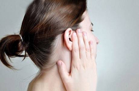 ¿Por qué la oreja derecha y la mejilla arden en la noche?