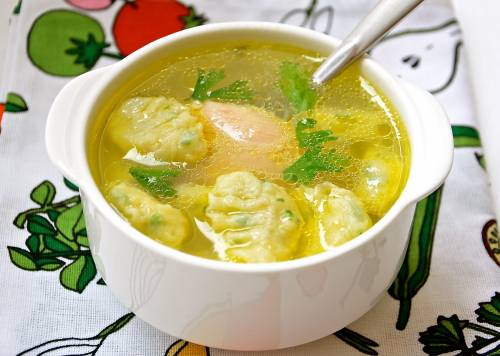 Sopa de caldo de galinha com bolinhos
