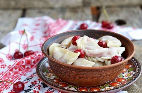 Ciasto choux na pierogi z wiśniami