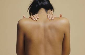 Acne nas costas e ombros de uma mulher