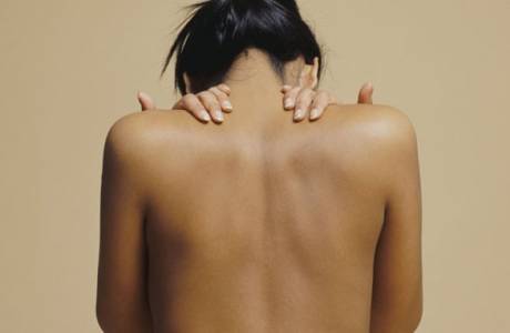 Acne nas costas e ombros de uma mulher