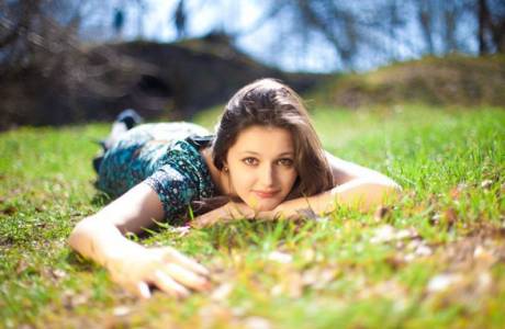 Poses para uma sessão de fotos na natureza