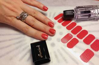 Como colar corretamente adesivos de água e nail art nas unhas
