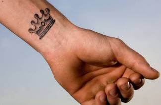 Tatuaje en la muñeca para hombre