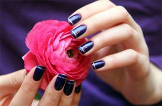 Unhas curtas de goma laca