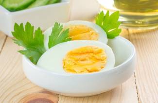 Cómo cocinar huevos pasados por agua