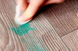 Jak wyprać zieleń z linoleum