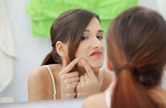 É possível espremer acne no rosto