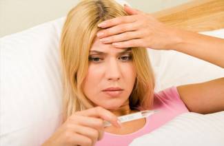 Hur man sänker ner temperaturen hos en vuxen