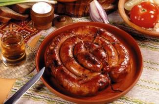 Linguiça de porco caseiro no intestino