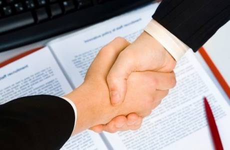 Contrato de emprego com empregado