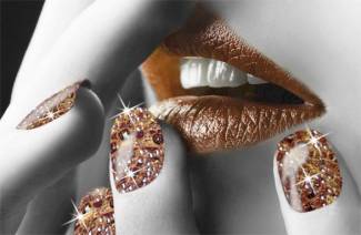 Diseño de uñas con diamantes de imitación