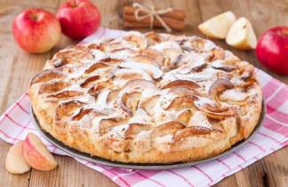 Torta com maçãs no forno
