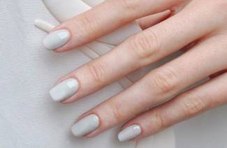 Manicure cinza