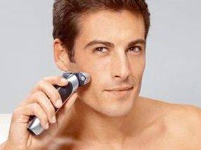 O cara está fazendo a barba